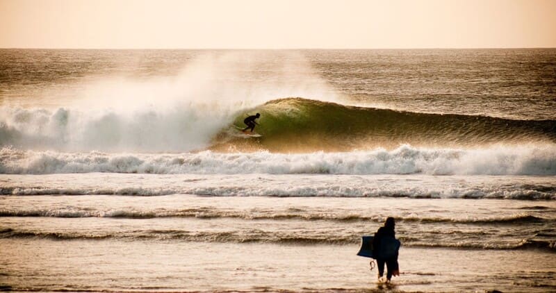 Surfen in Nordspanien: Die besten Surfspots und Surfcamps für Anfänger und Fortgeschrittene
